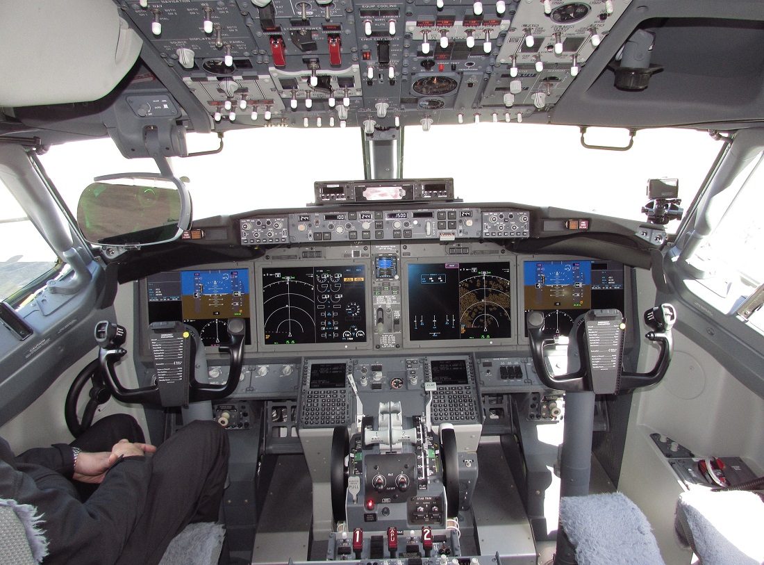 PICTURES: Boeing narrowbody cockpit generations at Farnborough